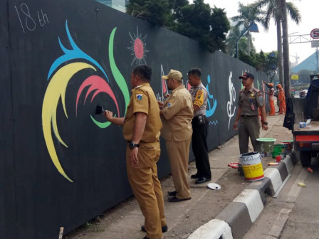 Petugas Bersihkan Coretan di Mural Asian Games Pondok Indah