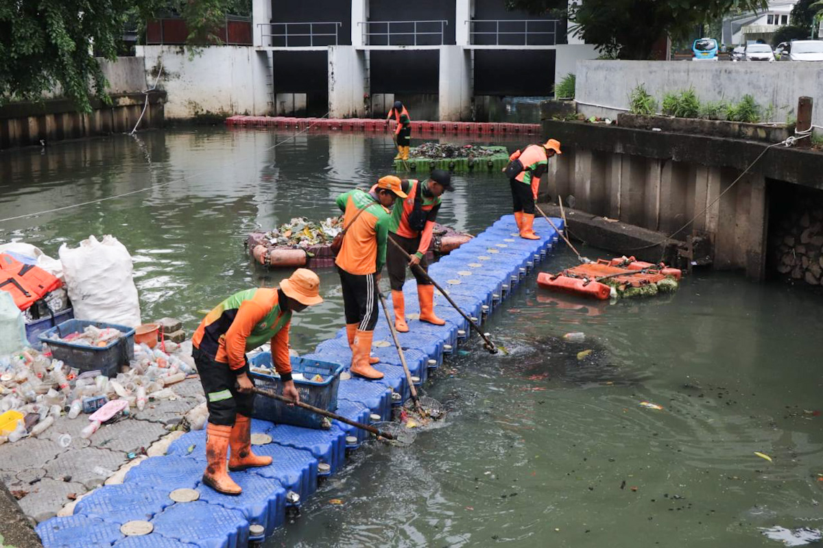 Personel Dinas LH angkut sampah sisa banjir di aliran sungai
