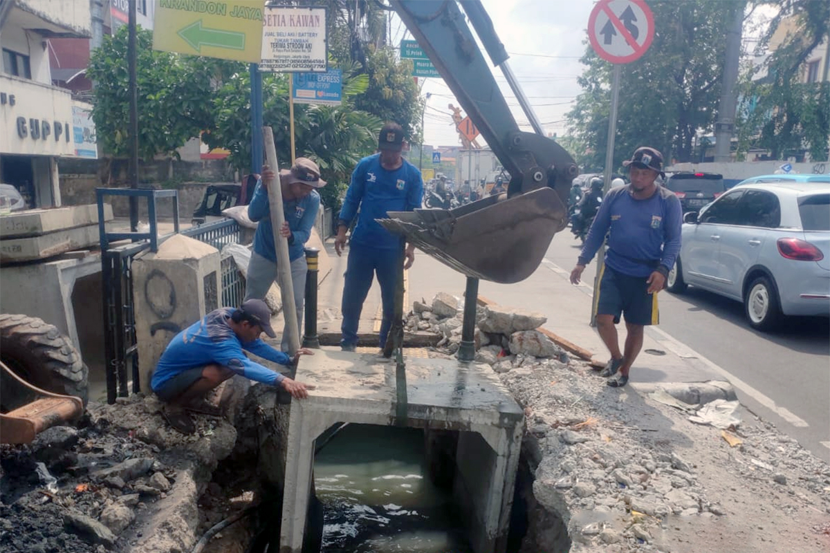 Normalisasi saluran air di Jalan Pluit Selatan Raya