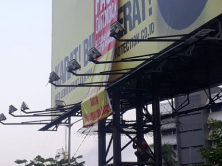 Satpol PP Jakbar Segel Delapan Reklame di Jalan S Parman