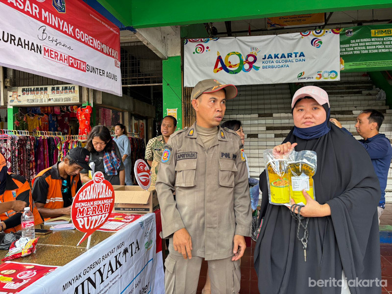 Warga Sunter Agung sambut antusias operasi pasar minyak Goreng
