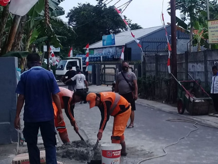 PPSU Kelurahan Bintaro dan Warga Kerjabakti Perbaiki Saluran Air