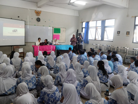 Sudin Pusip Jaktim Gelar Sosialisasi Gemar Membaca di Dua Sekolah 