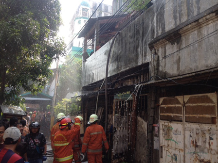 Bakar Sampah, 1 Rumah 3 Lantai di Gambir Terbakar