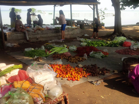 Pasar Kaget Penuhi Kebutuhan Pokok Warga Pulau Sebira