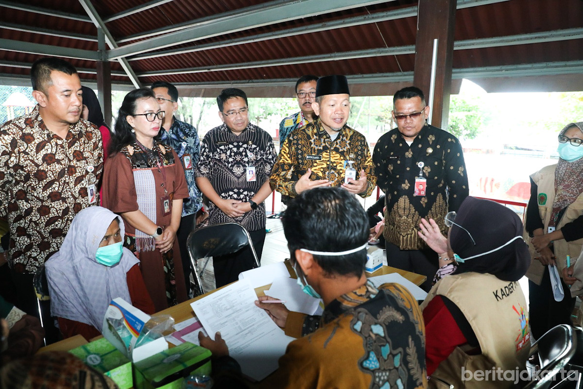Bupati Muhammad Fadjar Churniawan meninjau kegiatan gebyar TBC