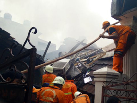 Rumah Terbakar di Pondok Labu, Lima Orang Terluka