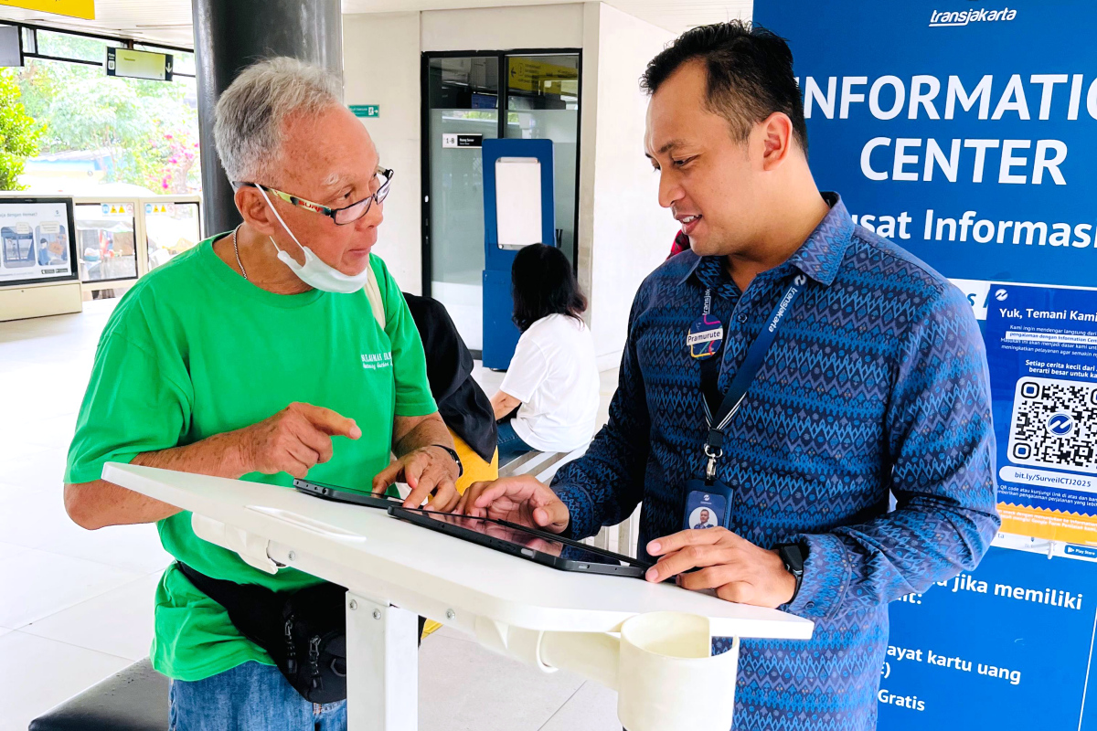 Seorang penumpang sedang menanyakan barang yang tertinggal kepada petugas