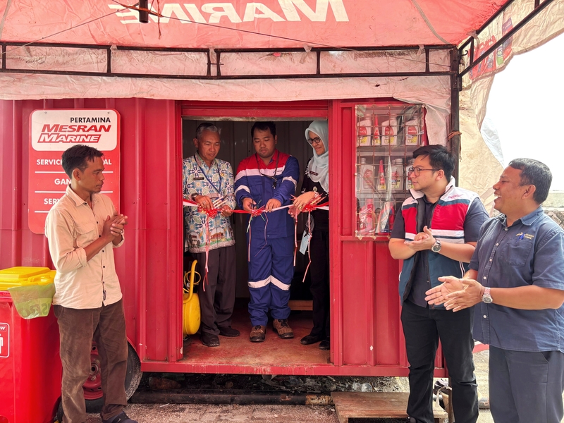 Nelayan Kalibaru Timur Terima Bantuan Bengkel Kapal