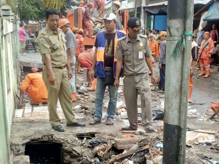 62 Bangunan Liar di Jl Tanah Pasir Dibongkar Petugas