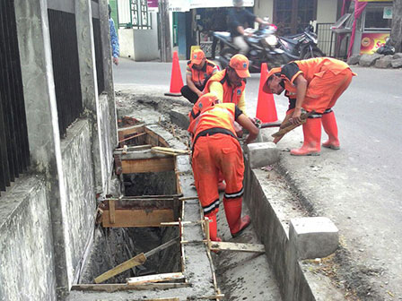 Saluran di Jl Pinang Dipasangi Penutup