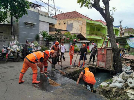 Tersumbat dan Padat Lumpur, Saluran Air Jl Kebantenan VII Dikuras