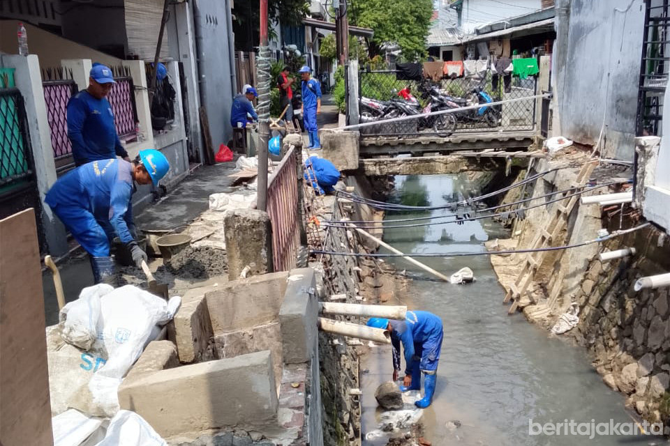 Perbaikan Turap Amblas di Utan Kayu Selatan Rampung 