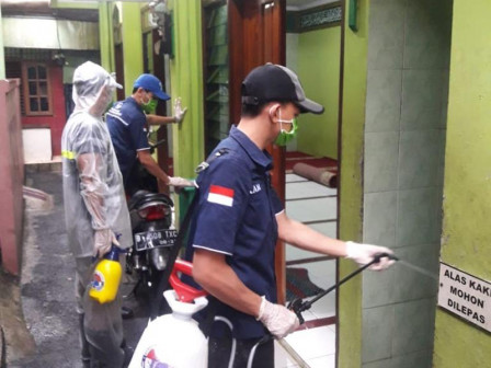 Ketua Komisi A DPRD Bantu Penyemprotan Disinfektan di Cipinang Jaya