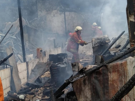Petugas Berhasil Padamkan Kebakaran Sebuah Warung dan Rumah Tinggal di Jalan Soka Alur Laut