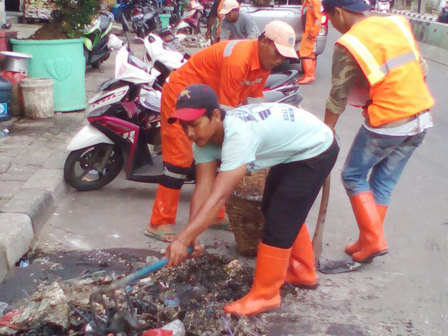 Lumpur Saluran Air Lorong 104 Dikuras