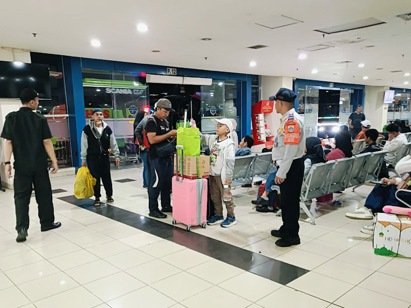 Libur Panjang, Penumpang di Terminal Terpadu Pulo Gebang Membludak