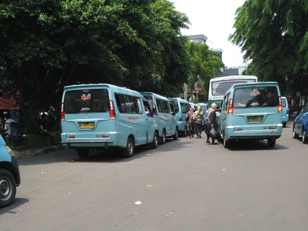 Angkot Kembali Ngetem di Depan Stasiun Tebet