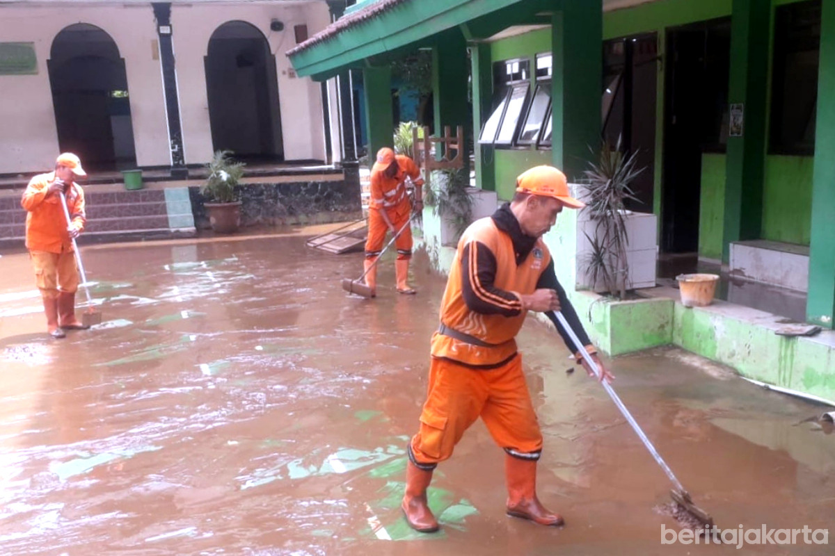 PPSU Pejaten Timur mulai membersihkan sisa genangan