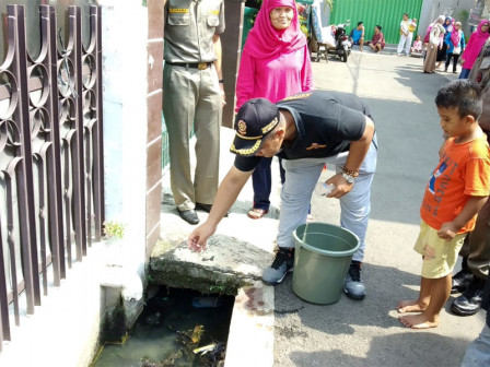  Satpol PP Duren Sawit Tebar 300 Ekor Ikan Gapi dan Cupang 