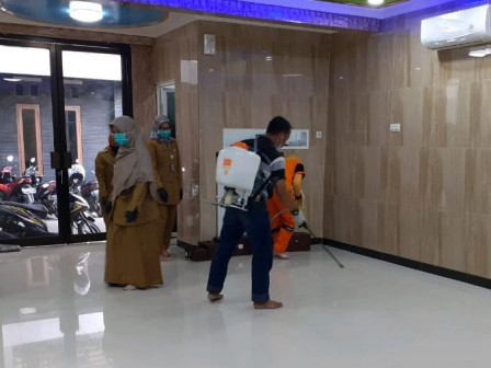 Belasan Petugas Gabungan Kerja Bakti Bersihkan Sembilan Masjid di Sumur Batu