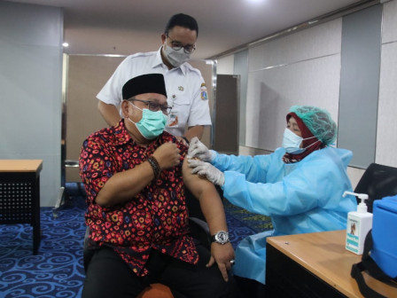 Tinjau Vaksinasi Ulama, Gubernur Anies Sebut Ikhtiar Perlindungan Untuk Pemuka Agama