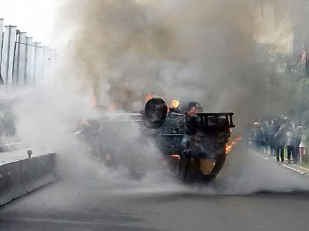  Angkot KWK Ludes Terbakar di Pluit, Satu Orang Meninggal@@@ 