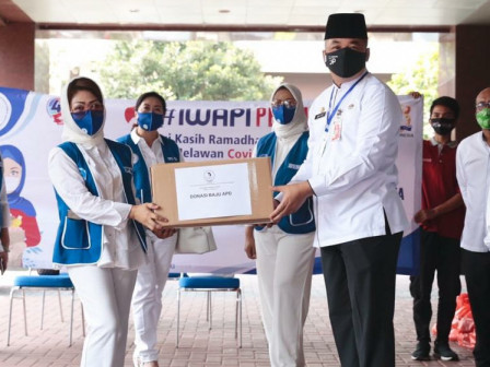 Pemkot Jakpus Terima Ratusan Paket Sembako dan APD Dari DPP Iwapi