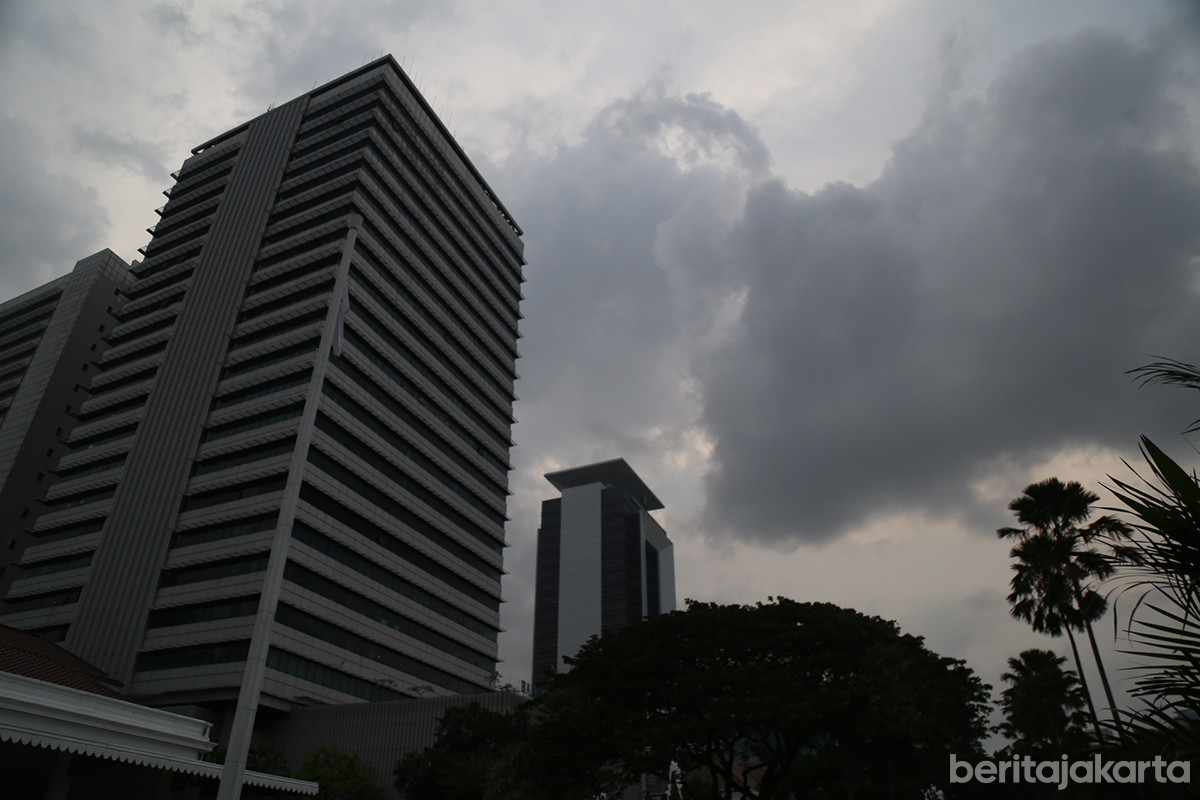 Awan tebal menggelayut di langit Jakarta