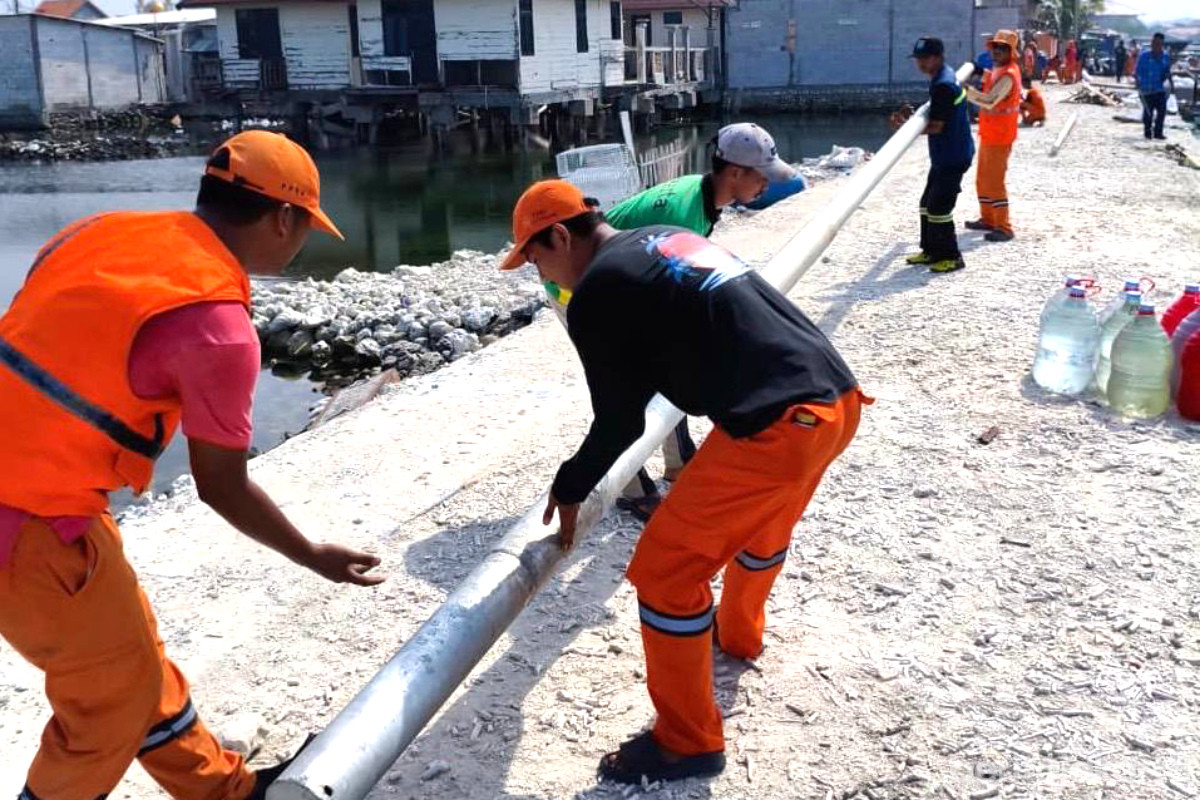 Petugas melakukan pemasangan Tiang dan Lampu PJU di Pulau Panggang