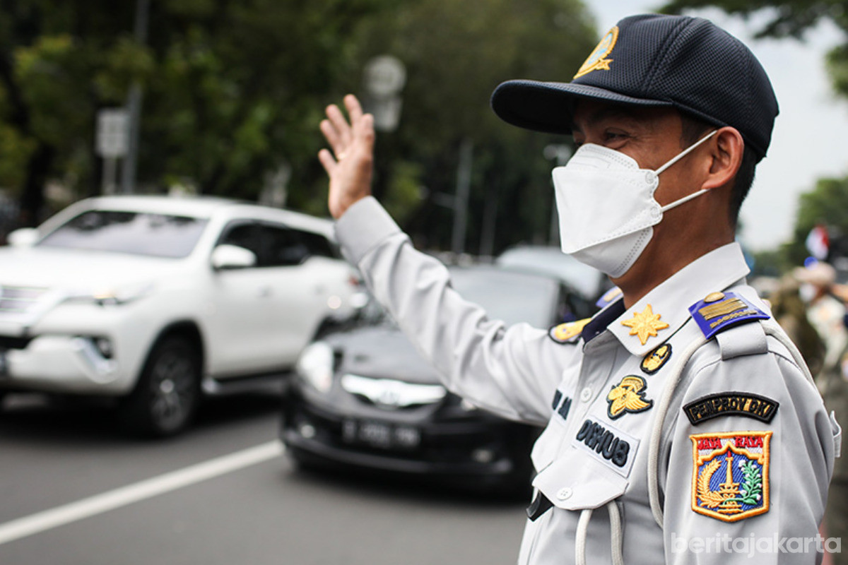 Petugas Dishub tengah mengatur lalu lintas