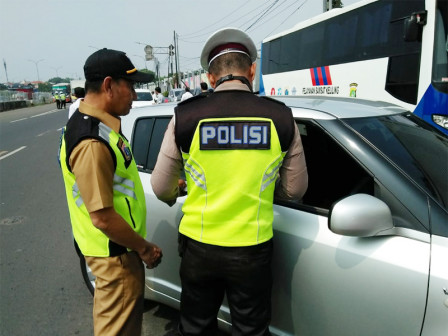 36 Petugas Gabungan Razia Pajak Kendaraan di Jalan Supriadi