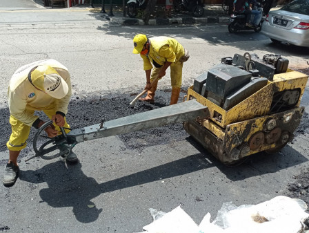 Sudin Bina Marga Jakut Perbaiki Kerusakan Jalan Yos Sudarso