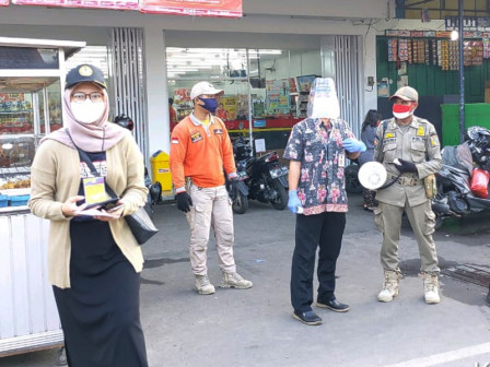 Puluhan Petugas Gabungan Lakukan Pengawasan Penggunaan KBRL di Pasar Rebo
