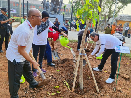  Lima Pohon Lindung di Tanam di Plaza Stasiun Pasar Senen