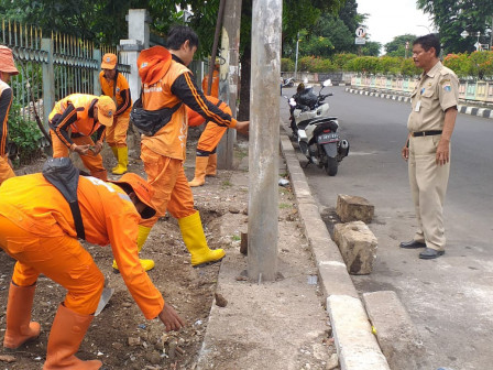 Delapan Personel PPSU Bersihkan Lahan di Jalan KH Guru Amin 
