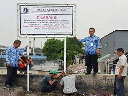  Dua Plang Larangan Buang Sampah Dipasang di Dua lokasi TPS Liar di Tanjung Priok