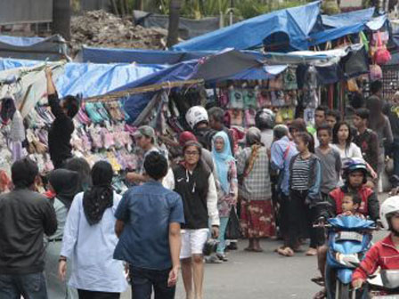 Gunakan Trotoar, Puluhan Pedagang Sepatu Jl Raya Bogor Diberi Arahan