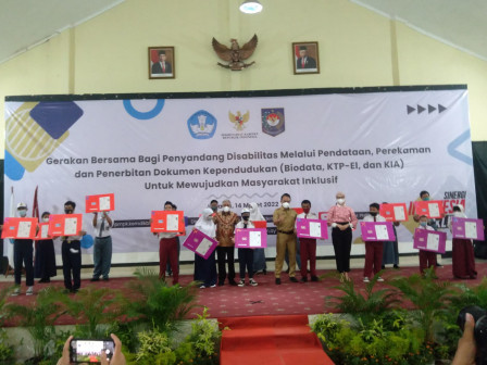 Siswa SLB A PTN Jakarta Terima KIA/ KTP Elektronik