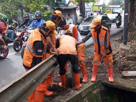 Cegah Kecelakaan Lalu Lintas, PPSU Setu Pasang Guard Rail 