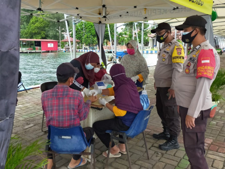  Kelurahan Pulau Panggang Gelar Rapid Test Terhadap Penumpang dan Warga di Dermaga Pulau Pramuka 