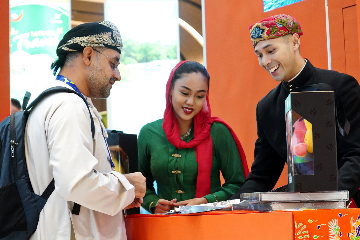 Pengunjung sedang melihat stan Dinas Parekraf DKI di Event WITF & SEABEF 2025