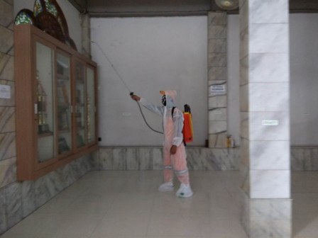 FKDM Jakbar Lakukan Penyemprotan di Lingkungan Masjid Ashirot  