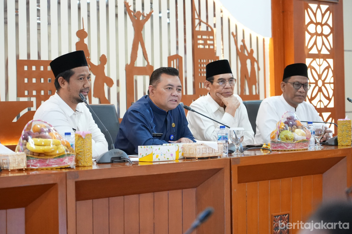 Denny Ramdany memimpin rapat evaluasi ZIS 2025 di Ruang Pola Kantor Wali Kota Jakpus