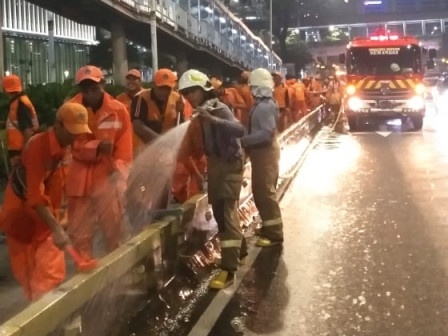 Personel Gabungan Semprot Sparator Busway di Jl Sudirman