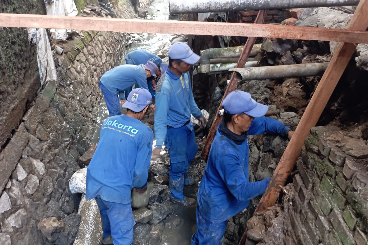 Proses perbaikan Saluran Penghubung yang Ambrol di Jalan Petamburan IV