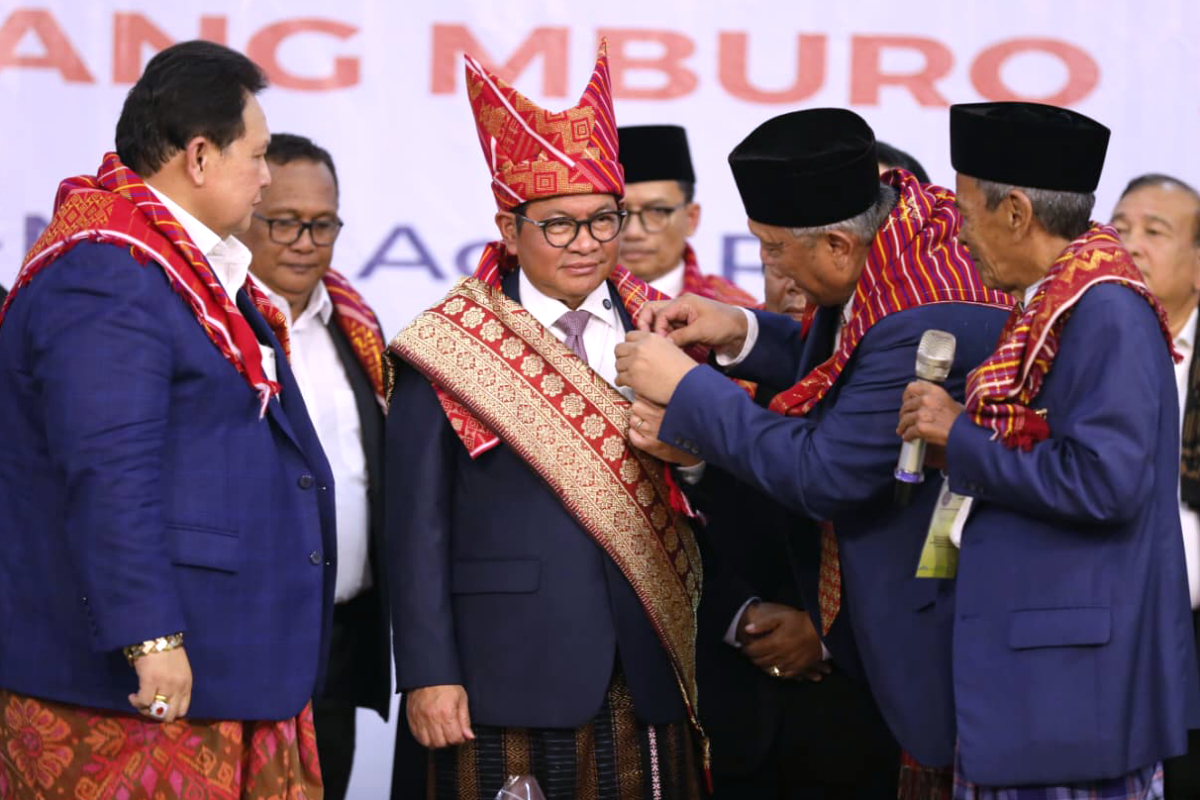 Pramono Anung menerima gelar marga Sebayang dalam acara budaya Karo