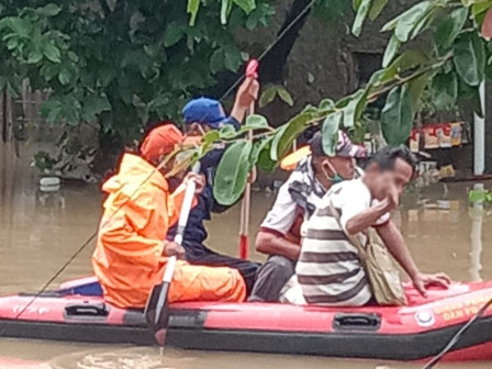 Gulkarmat Jaktim Evakuasi Warga Terdampak Banjir di Dua Lokasi