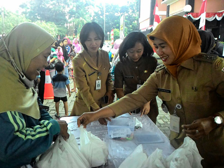 Ratusan Pemegang KJP Mengantri Ayam Murah