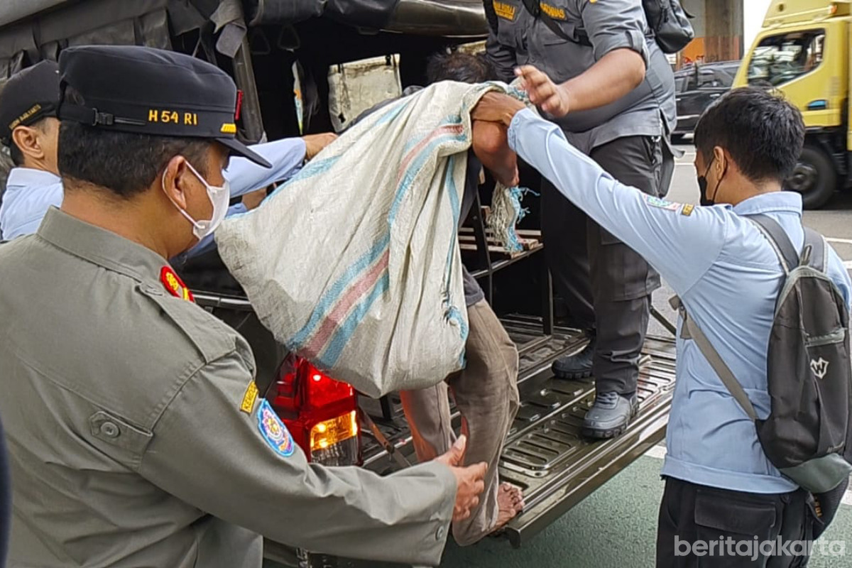 https://multimedia.beritajakarta.id/photo/2014_508c75c8507a2ae5223dfd2faeb98122/Personel gabungan melakukan penindakan gangguan trantibum di Matraman